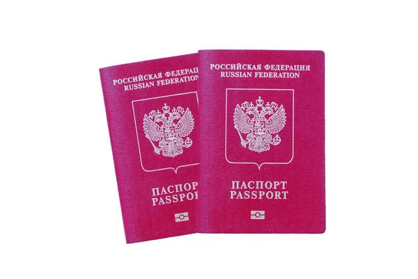 Beyaz bir arka plan üzerinde iki Rus pasaportu. izole
