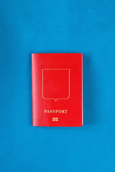 Passaporte vermelho em um fundo azul — Fotografia de Stock