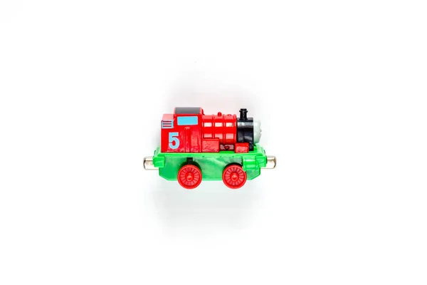 Leksak modell av ett tåg på en vit bakgrund — Stockfoto