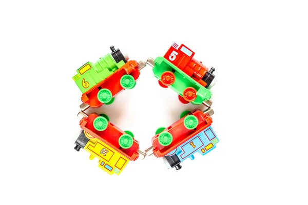 Modello giocattolo colorato di un treno su sfondo bianco. isolato — Foto Stock