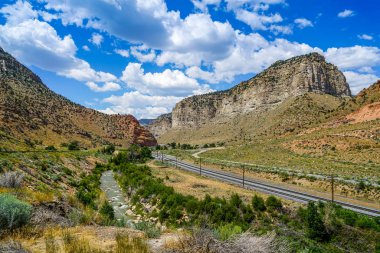 Utah 'ın güneyindeki bu muhteşem dağları keşfetmek için haftalarını harcayabilirsin..