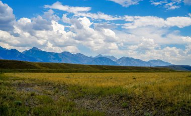 Monta 'daki Büyük Gök Ülkesi' nin çarpıcı dağları ve çayırları.