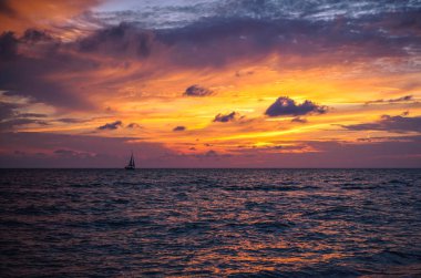 Venedik Florida 'da bulutlarla dolu inanılmaz bir gün batımı.