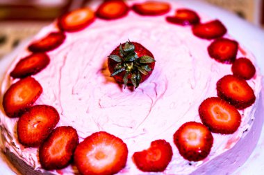 Taze çileklerden yapılmış harika bir çilekli pasta..