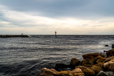 Venice Florida 'daki Kuzey Jetty, Meksika Körfezi' ne doğru giden uzun taştan bir yapıdır.