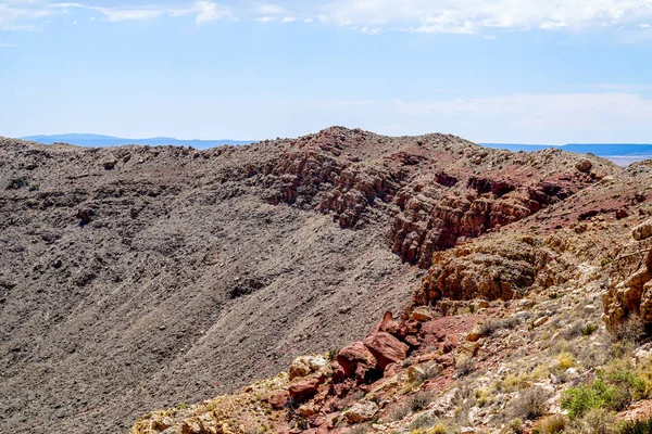 来自太空的流星撞击地面 形成了直径将近1英里 737英里 和3900英尺 3900英尺 的陨石坑 陨石坑的边缘比周围的沙漠高出148英尺 这永远地改变了亚利桑那州的沙漠 — 图库照片