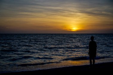 Venedik 'teki gökyüzü sarı ve turuncuyla dolu.