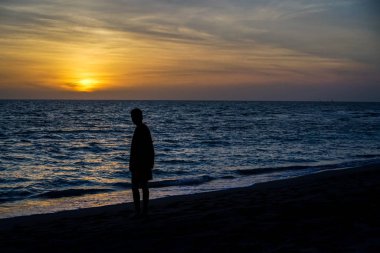 Venedik 'teki gökyüzü sarı ve turuncuyla dolu.