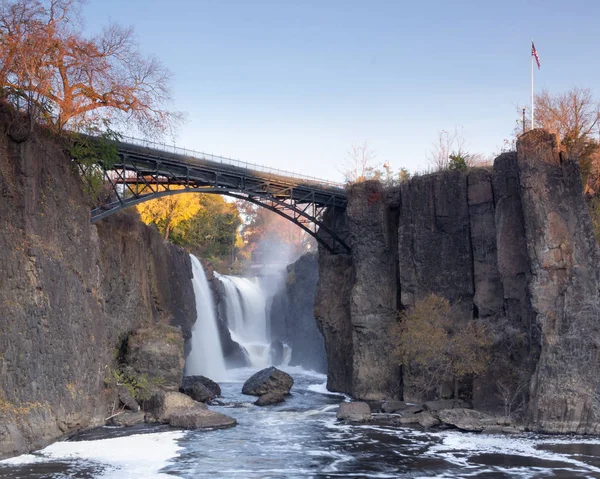 Paterson, Nj / United States - Nov. 9, 2019: Landscape view of The Great Falls of the Passaic River — стокове фото