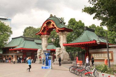 Berlin, Almanya - 20 Haziran 2015: Hayvanat Bahçesi Berlin Fil Geçidi Girişi manzarası