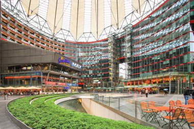 Berlin, Almanya - 22 Haziran 2015: Potsdamer Platz Sony Center manzarası