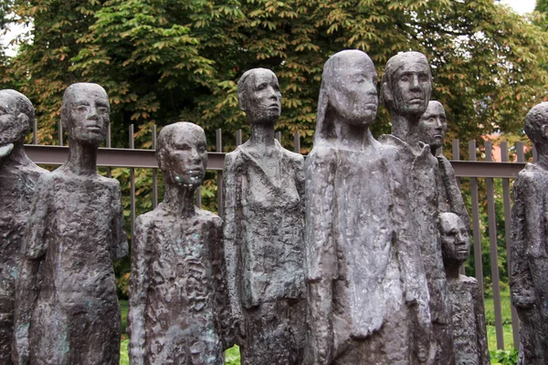 Берлин, Германия - 22 июня 2015: Вид на пейзаж еврейских жертв фашизма на старом еврейском кладбище — стоковое фото