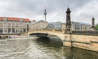 Berlin, Almanya - 23 Haziran 2015: Friedrich Köprüsü 'nün Spree Nehri' ni geçişi ve Fernsehturm manzarası.