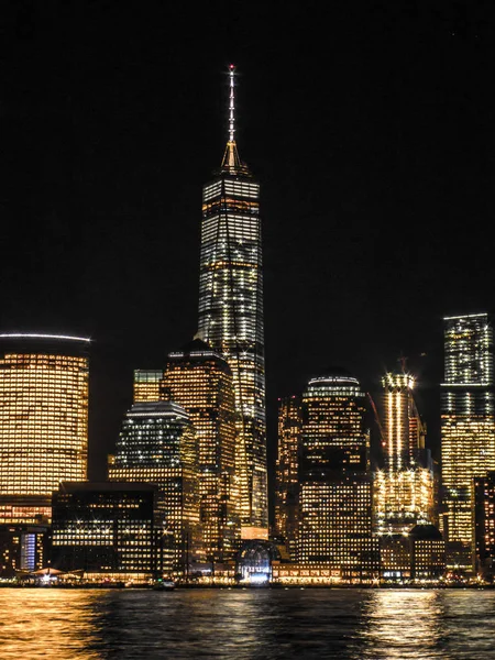 Нью-Йорк, штат Нью-Йорк / Соединенные Штаты - 5 января 2016 года: Вертикальный вид на горизонт Нью-Йорка, увиденный зимним вечером . — стоковое фото