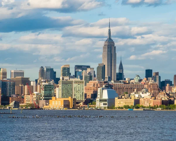 Nueva York, NY / Estados Unidos - 8 de mayo de 2017: Vista panorámica del horizonte de Manhattan del centro de la ciudad de Nueva York — Foto de Stock