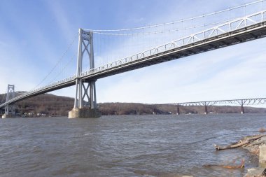 Poughkeepsie, Ny / ABD - 29 Kasım 2019: Hudson Nehri 'ni kaplayan çelik asma köprü Franklin Delano Roosevelt Mid-Hudson Köprüsü