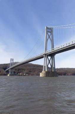 Poughkeepsie, Ny / ABD - 29 Kasım 2019: Hudson Nehri 'ni kaplayan çelik asma köprü Franklin Delano Roosevelt Mid-Hudson Köprüsü