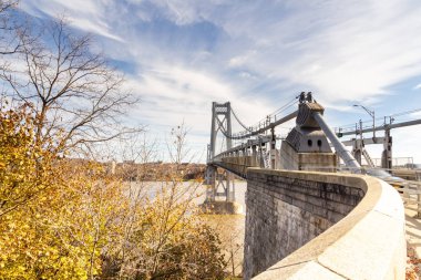 Poughkeepsie, Ny / ABD - 29 Kasım 2019: Hudson Nehri 'ni kaplayan çelik asma köprü Franklin Delano Roosevelt Mid-Hudson Köprüsü