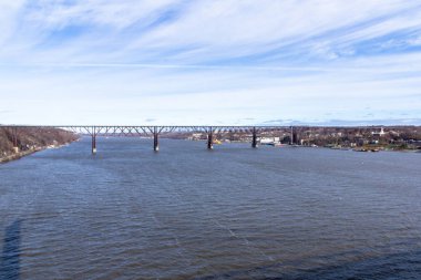 Poughkeepsie, Ny / ABD - 29 Kasım 2019: Hudson Nehri 'ni kaplayan çelik asma köprü Franklin Delano Roosevelt Mid-Hudson Köprüsü