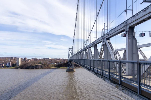 Poughkeepsie, NY / Estados Unidos - 29 de noviembre de 2019: una imagen del puente Franklin Delano Roosevelt Mid-Hudson, un puente colgante de acero que cruza el río Hudson —  Fotos de Stock