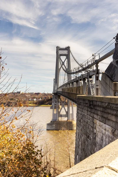 Poughkeepsie, Ny / United States - 29. listopadu 2019: fotografie The Franklin Delano Roosevelt Mid-Hudson Bridge, ocelového visutého mostu přes řeku Hudson — Stock fotografie