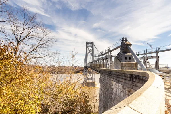Poughkeepsie, Ny / ABD - 29 Kasım 2019: Hudson Nehri 'ni kaplayan çelik asma köprü Franklin Delano Roosevelt Mid-Hudson Köprüsü — Stok fotoğraf