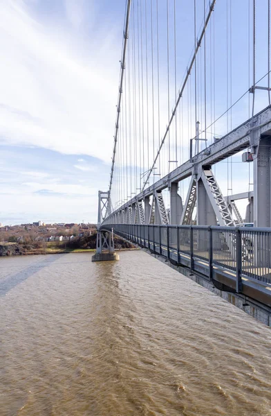 Poughkeepsie, NY / Estados Unidos - 29 de noviembre de 2019: una imagen del puente Franklin Delano Roosevelt Mid-Hudson, un puente colgante de acero que cruza el río Hudson —  Fotos de Stock