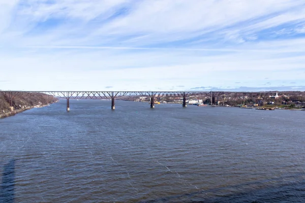 Poughkeepsie, Ny / Verenigde Staten - 29 november 2019: een afbeelding van The Franklin Delano Roosevelt Mid-Hudson Bridge, een stalen hangbrug over de Hudson River — Stockfoto