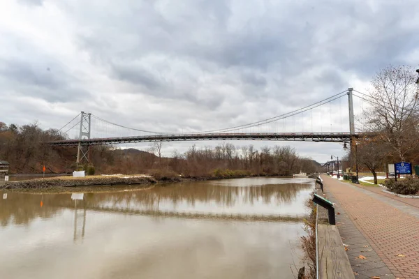 Kingston, NY / Stati Uniti - 15 dicembre 2019: Veduta panoramica del ponte sospeso KingstonPort Ewen — Foto Stock