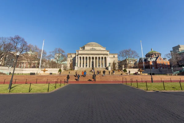 Nova York, NY / Estados Unidos - 22 de dezembro de 2019: Uma vista panorâmica do icônico Columbia University Visitors Center — Fotografia de Stock