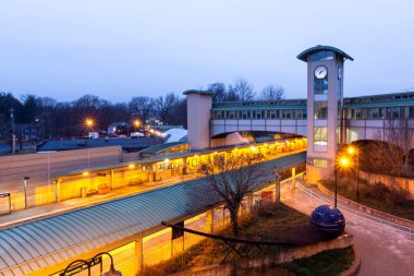 Ramsey, Nj / ABD - 27 Aralık 2019: New Jersey Transit 'in etkileyici Ramsey manzarası - 17 Rt tranisit merkez