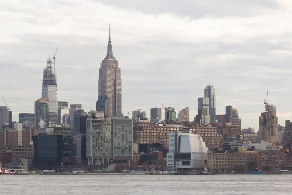 New York, NY / United States - Dec. 27, 2019: a landscape view of Manhattan 's westside, featuring the Empire State Building — стоковое фото