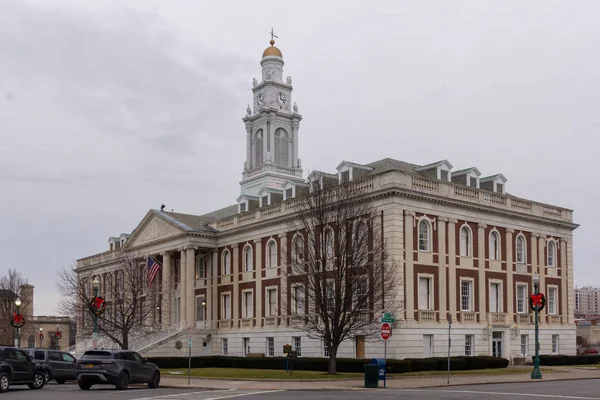 Schenectady, Ny / Spojené státy americké - 29. prosince 2019: Tříčtvrteční krajina Obrázek historické radnice Schenectady — Stock fotografie