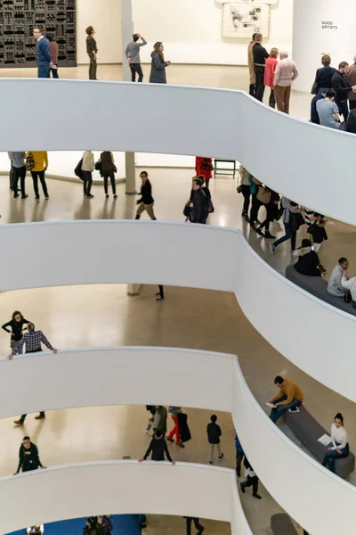 New York, NY / États-Unis - 4 janvier 2020 : Vue verticale intérieure des galeries du musée Solomon R. Guggenheim — Photo