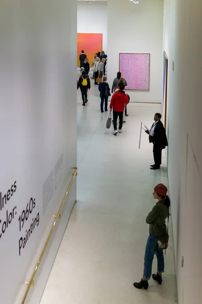 New York, NY / États-Unis - 4 janvier 2020 : Vue intérieure verticale du musée Solomon R. Guggenheim — Photo