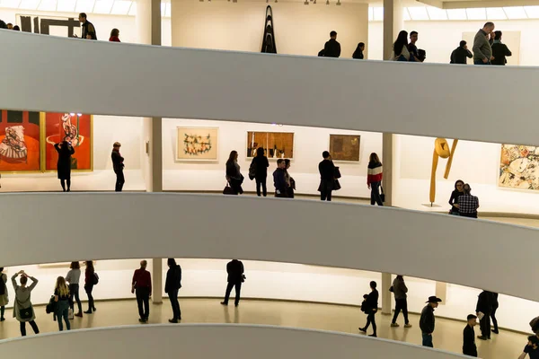 New York, NY / États-Unis - 4 janvier 2020 : Vue du paysage intérieur des galeries du musée Solomon R. Guggenheim — Photo
