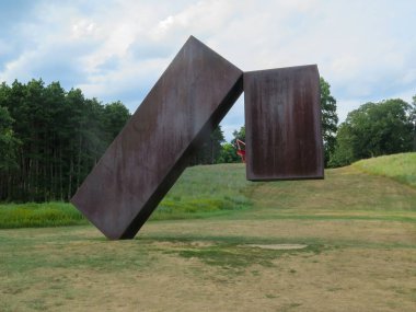 Yeni Windsor, Ny / ABD - 9 Ağustos 2015: Fırtınanın Kralı Sanat Merkezi 'nde Menashe Kadishman' ın askıya Aldığı manzara resmi.
