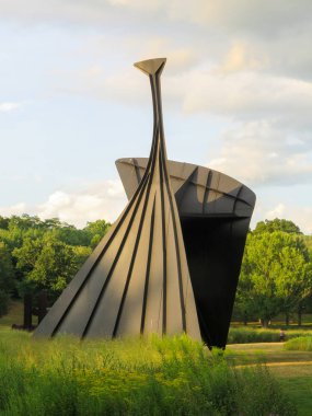 Yeni Windsor, Ny / ABD - 9 Ağustos 2015: Alexander Calder 'ın Fırtına Kralı Sanat Merkezi' ndeki Kemeri 'nin dikey görüntüsü.