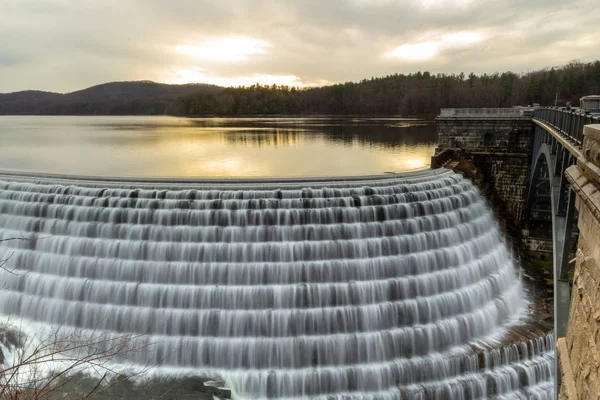 Croton-On-Hudson, Ny / Stany Zjednoczone - 12 stycznia 2020: widok wschodu słońca na zaporę New Croton, przeciek i zbiornik wodny z żelaznego mostu — Zdjęcie stockowe