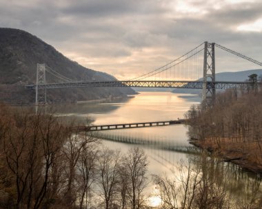 Fort Montgomery, Ny / ABD - 2 Şubat 2020: Hudson Nehri 'ni kapsayan Bear Mountian Köprüsü' nde gün doğumu.