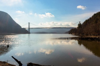 Fort Montgomery, Ny / ABD - 2 Şubat 2020: Mine Dock Park 'tan Bear Mountain Köprüsü manzarası
