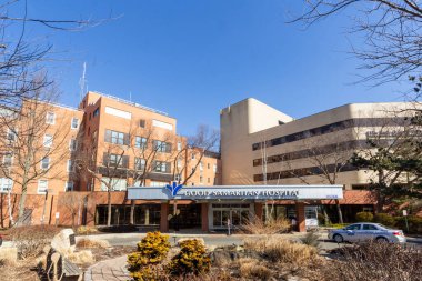Hüzün, Ny / ABD - 17 Şubat 2020: Acı, Ny 'deki Good Samaritan Hastanesi' nin girişinin manzara görüntüsü. Kâr amacı gütmeyen, 286 yataklı bir hastane. Acil, tıbbi, cerrahi, doğum-jinekoloji ve akut bakım hizmetleri sunuyor. 