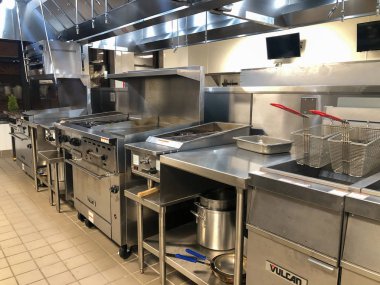 Nyack, Ny / ABD - 19 Şubat 2020: Ticari mutfak, soba, fırın, fırın ve bir fritöz manzarası