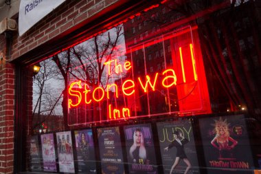 New York, Ny / ABD - 3 Mart 2020: Pencereye yakın çekim ve The Stonewall Inn imzası. Gay Bar & Ulusal Tarihi Tarihi Yer, eşcinsel hakları hareketini başlatan 1969 ayaklanmalarının gerçekleştiği yer..