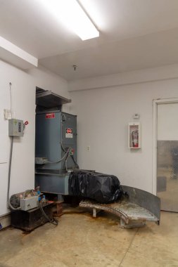 Sefer, New York / ABD - 20 Mart 2020: Bir apartmanın çöp sıkıştırıcısının dikey iç görünümü.