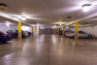 Teftiş, New York / ABD - 20 Mart 2020: Bir apartmanın garaj ve depolama dolaplarının yatay iç görünümü.