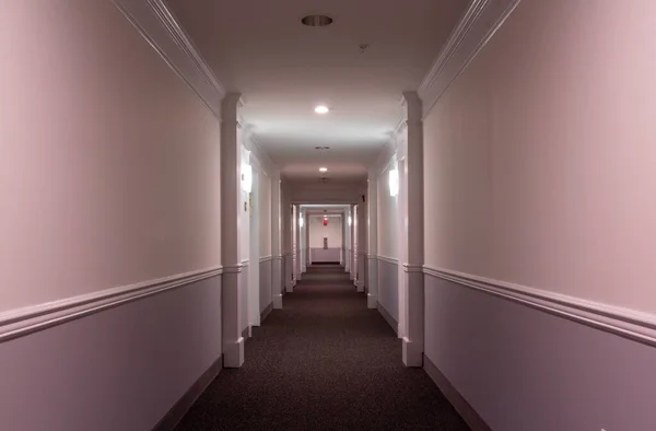 Modern Bir Apartmanın Koridorunun Yatay Görünümü Şamdanları Kapıları Pervazları Işıklandırması — Stok fotoğraf