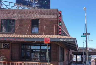 New York, New York / ABD - 15 Şubat 2015: Ünlü Dinozor Bar-B-Que 'nun peyzaj görüntüsü; bir restoran, blues mekanı ve motorcu barı 