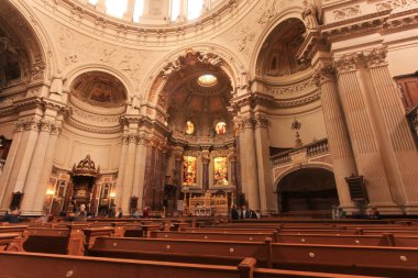 Berlin, Almanya - 23 Haziran 2015 Berlin Katedrali 'nin iç manzarası. Mitte ilçesindeki Museum Island 'da yer almaktadır.