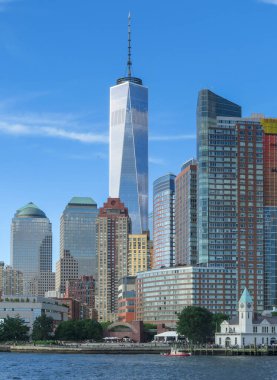 New York, New York, New York / ABD - 23 Temmuz 2015: New York City 'deki Battery Park' ın dikey görüntüsü, Manhattan Adası 'nın ucu, Dünya Ticaret Merkezi ve Pier A